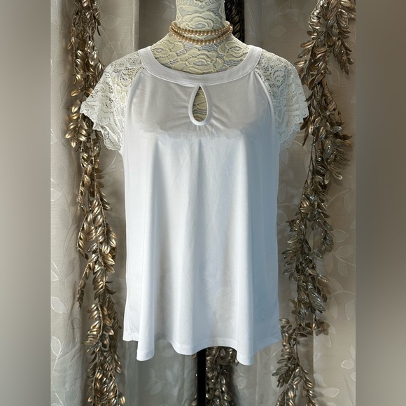 torrid Tops - Torrid White Lace Sleeve Keyhole Top - Size 00 (M/L 10) - NWT